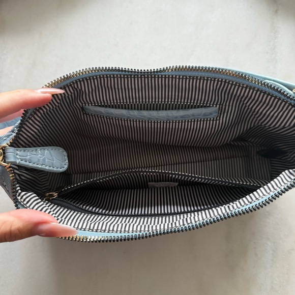 Blue croc embossed shoulder bag - Picture 5 of 7